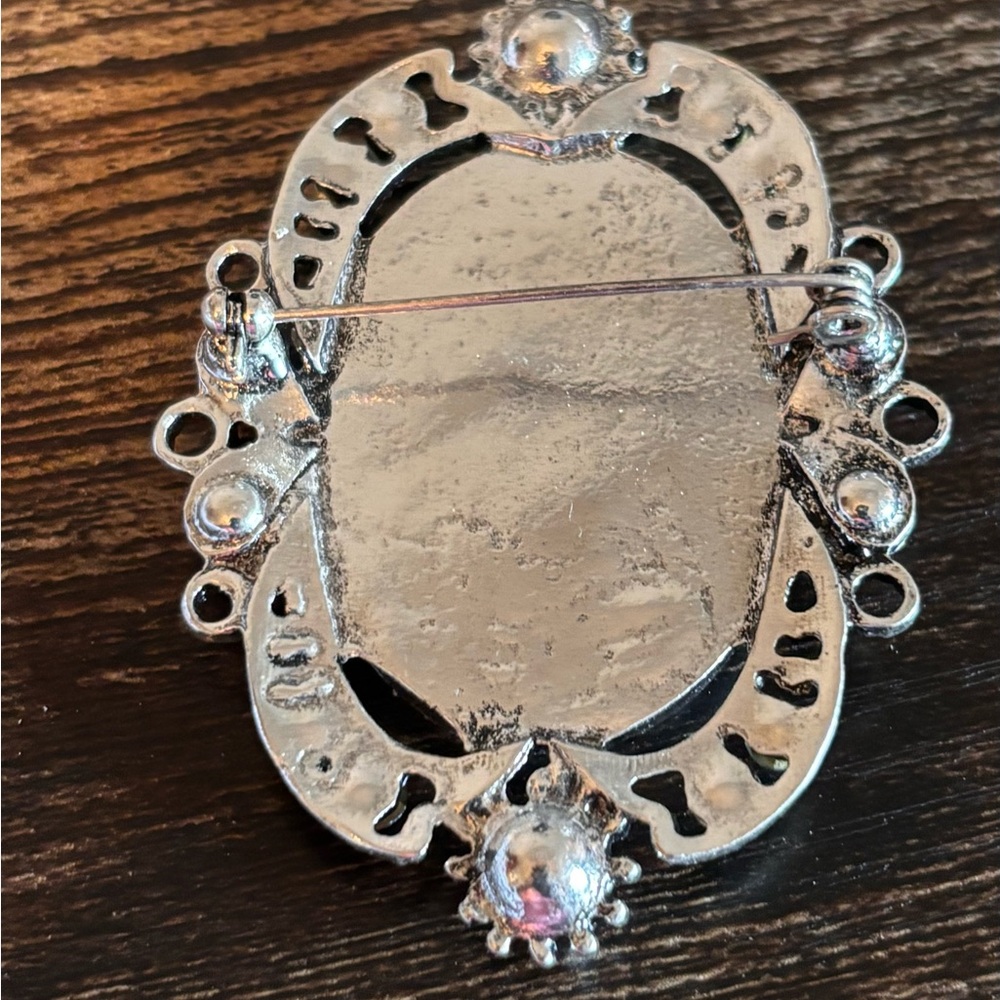 Vintage Style Silver Tone White
Agate Cameo Brooch - Picture 4 of 4
